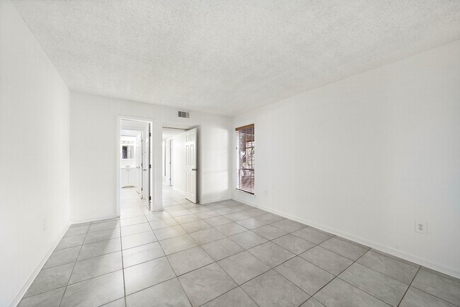Building Photo - 711 Holiday Dr