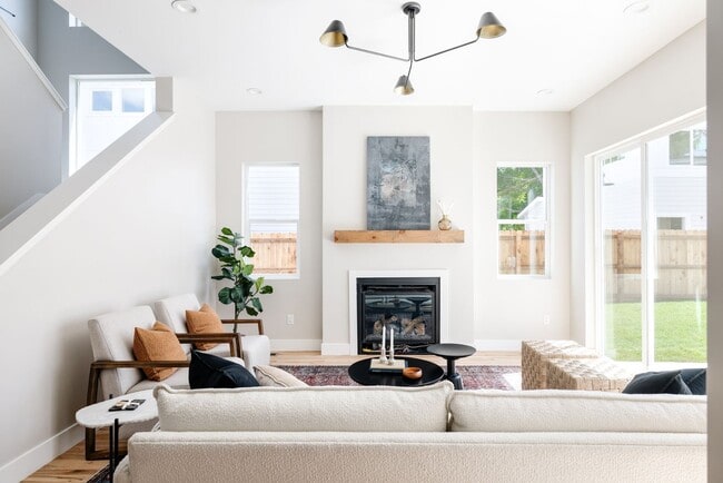 Building Photo - Modern 4BD, 3BA Home with 2-Car Garage and...
