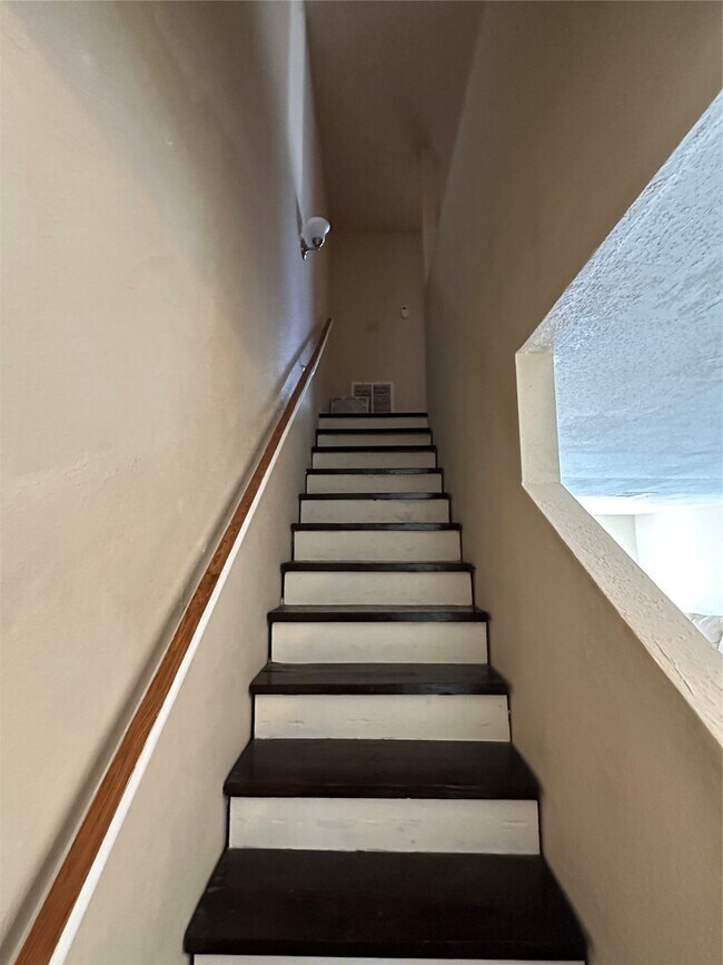 Building Photo - 8405 Wilcrest Dr