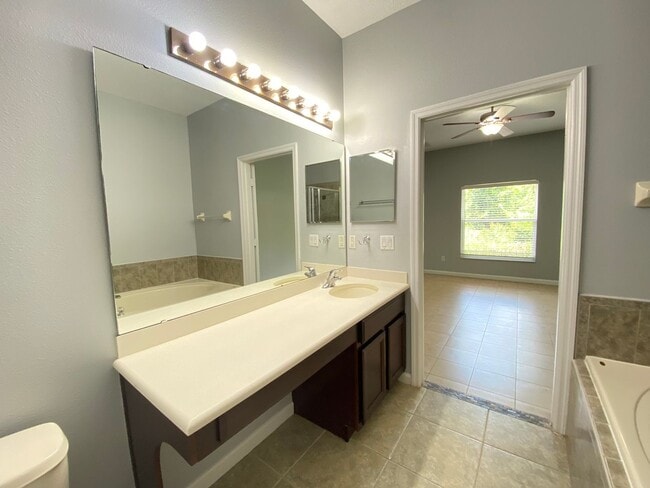 Building Photo - 5 bed / 2.5 bath Lake Nona Townhome!