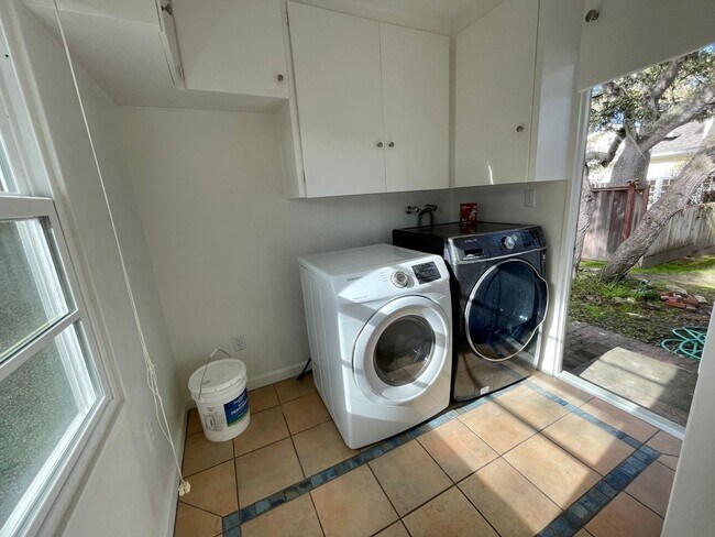 Building Photo - Adorable Two-Bedroom in the Hillcrest Area of Pacific Grove!