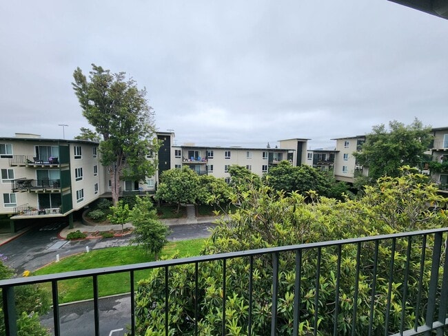 Building Photo - Top floor Woodlake condo, corner location