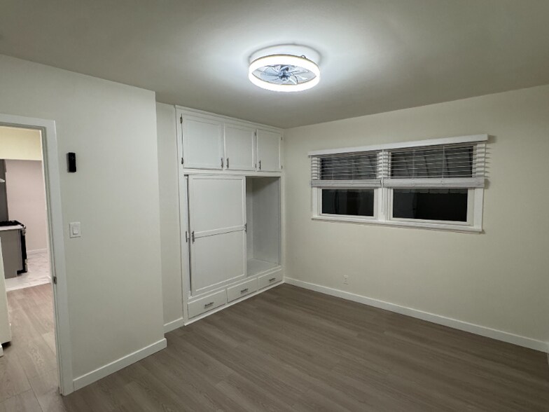 Building Photo - 421 E Acacia Ave