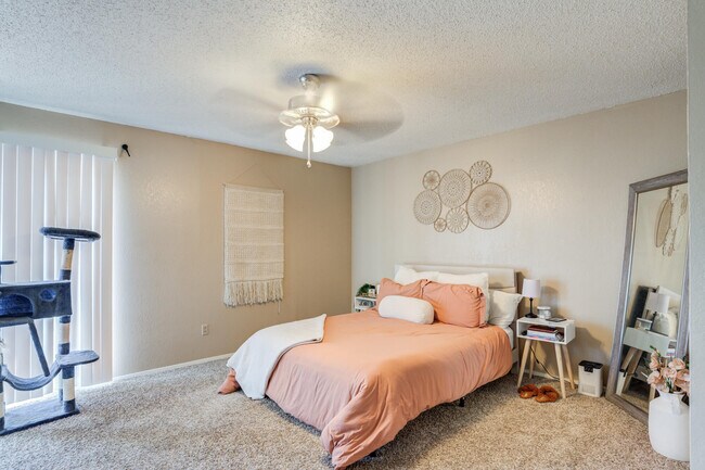 Building Photo - 8633 Knoxville Dr