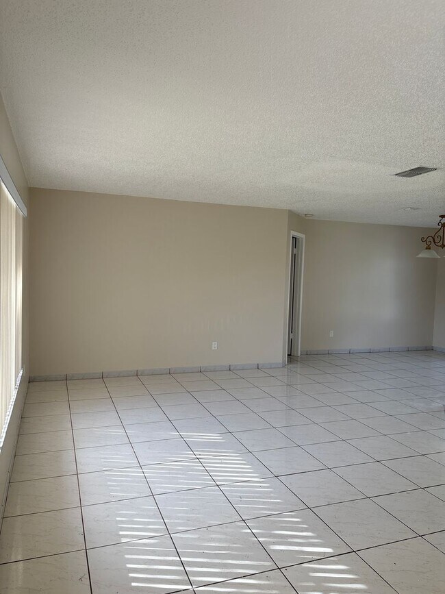 Building Photo - 4 Bedroom Home in a Prime Location!