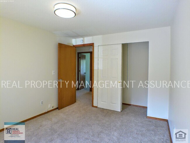 Building Photo - Charming 3 Bedroom Home With A 2 Car Garage!!