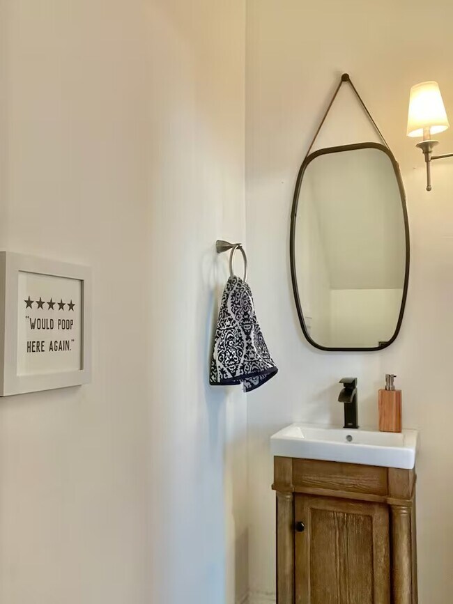 Building Photo - 1525 Melpomene St