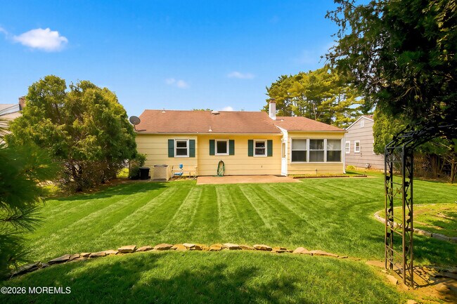 Building Photo - 943 Edgebrook Dr N