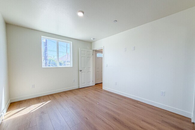 Building Photo - 423 E 31st St
