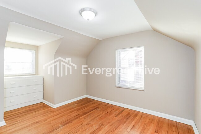 Building Photo - 3316 Robinet Dr