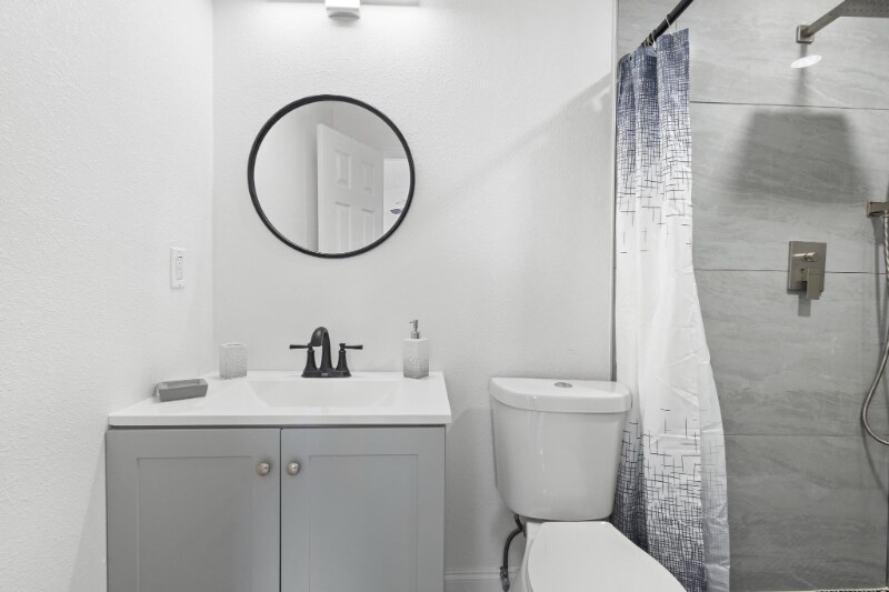 Building Photo - 1824 Lake St