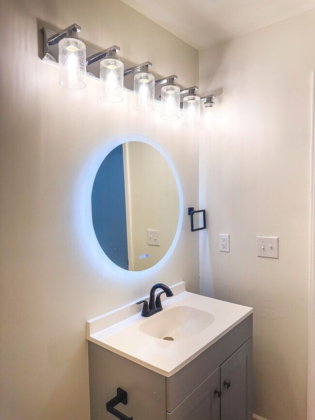 Building Photo - Newly Renovated 3BR/2BA Home in Charlotte ...