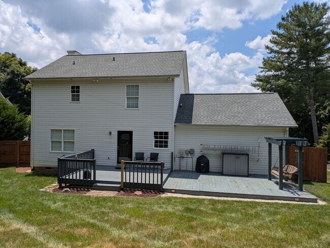 Building Photo - 3BR/2.5Bath House in NE Hickory