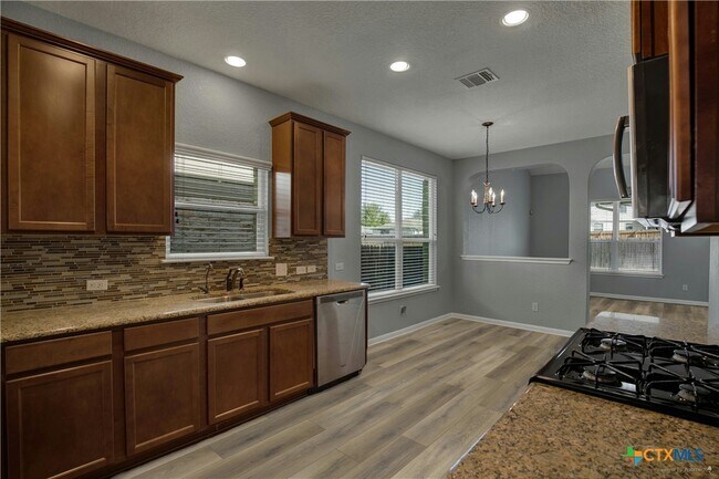 Building Photo - 240 Oak Creek Way