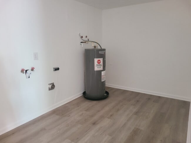 Building Photo - 6945 Cinderella Rd