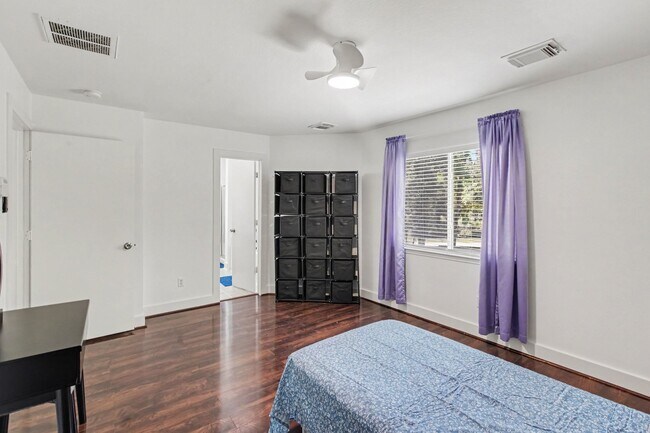Building Photo - 800 Lightningbug Ln