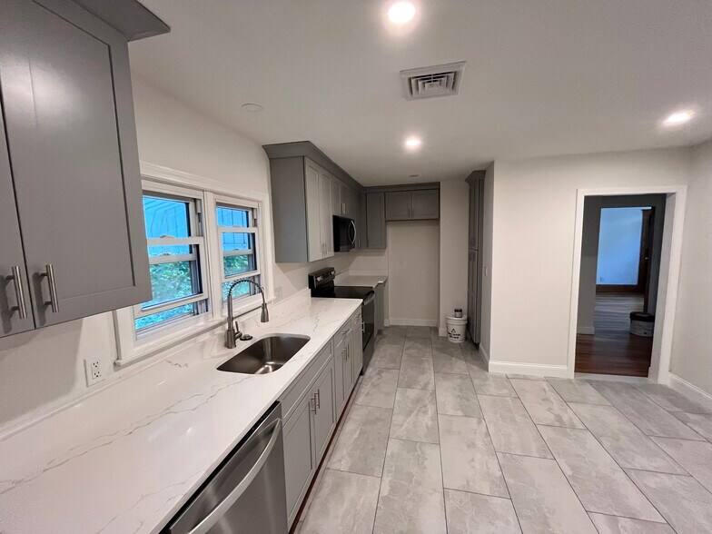 Kitchen - 75 Bow St