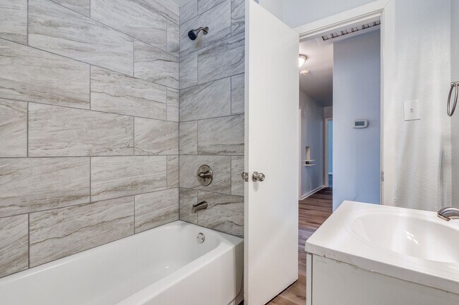 Building Photo - Newly Renovated 3 Bedroom Home