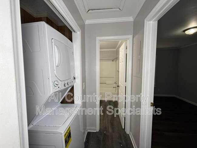 Building Photo - 1908 Greenoaks Rd