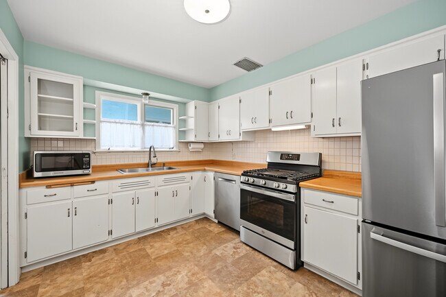 Building Photo - 673 N Park Blvd