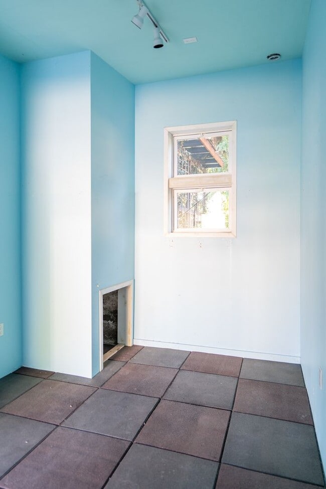 Building Photo - Vibrant 2b2b Franklin Hills / Los Feliz Home - Huge Private Grass  Yard - Central HVAC