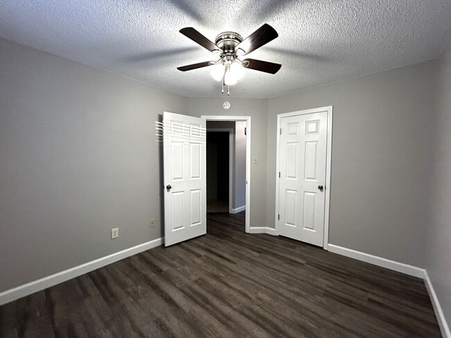 Building Photo - 3604-3604 Meadowlake Dr