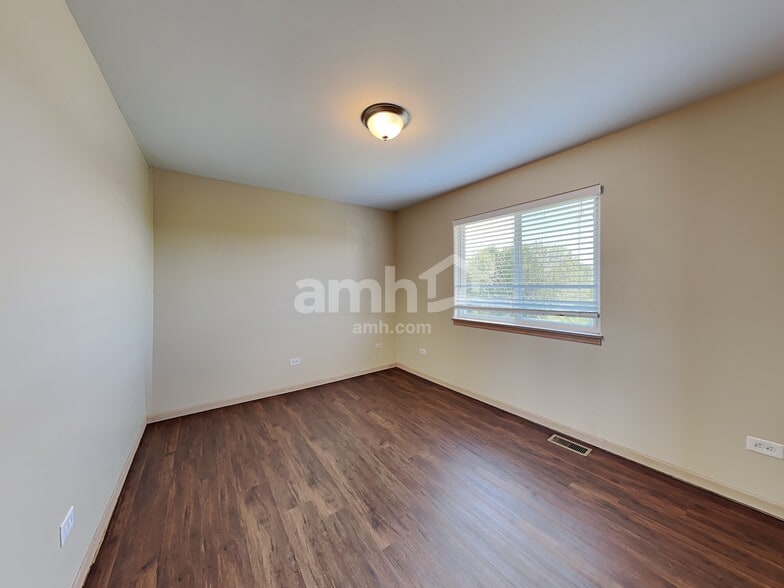 Building Photo - 916 Mazalin Dr