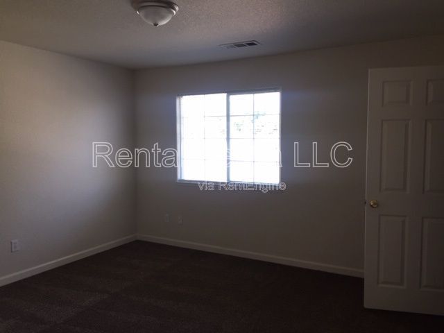 Building Photo - 936 W 13th St