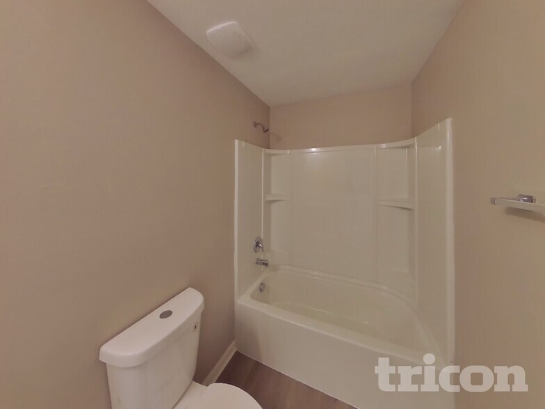 Building Photo - 2425 Lake Forest Ave