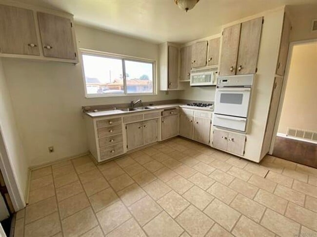 Building Photo - Cardiff SHORT TERM RENTAL MAX 6 months  3 ...