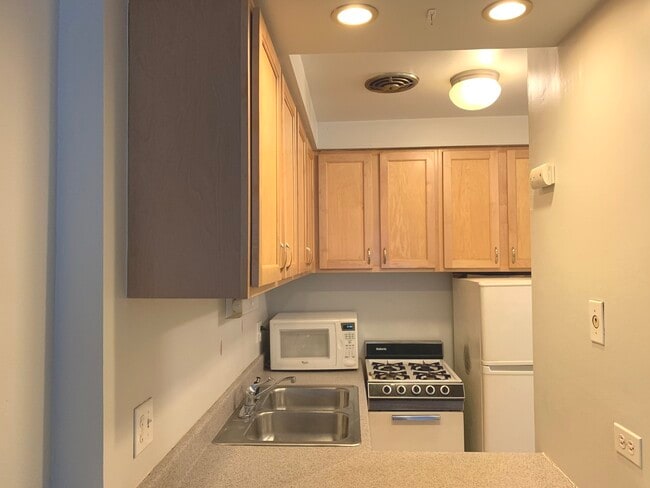 Building Photo - 510 W Fullerton Pkwy