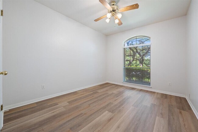 Building Photo - 11032 Crossland Dr