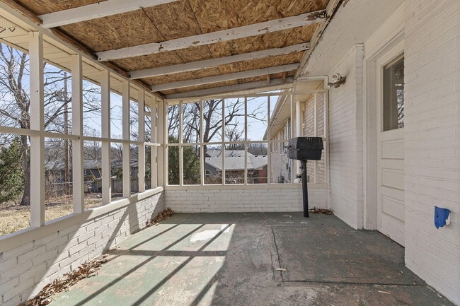 Building Photo - 340 Crown Point