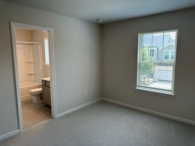 Building Photo - Lovely townhome in gated subdivision minutes from historic Marietta Square!