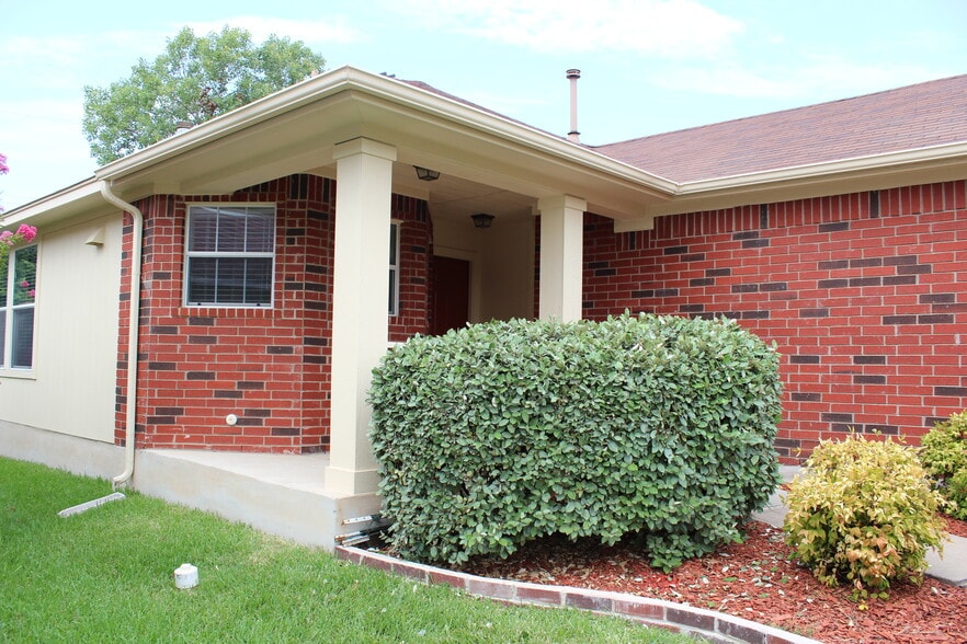 Entrance with flower garden - 5605 Bentsen Ln