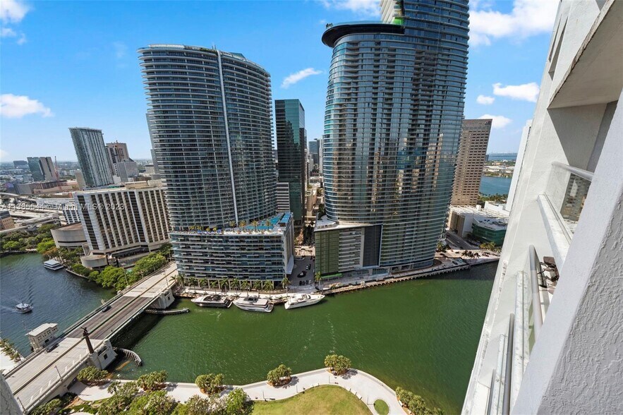 Building Photo - 475 Brickell Ave