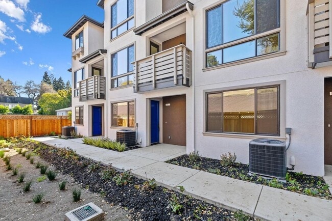 Building Photo - New Luxury Townhome with 2-Car Garage | Minutes to Downtown Redwood City & Tech Campuses