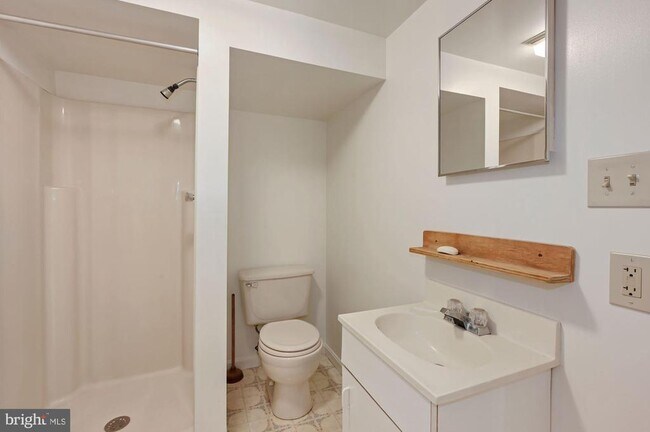 Building Photo - 3808 Veazey St NW