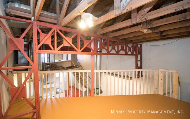 Building Photo - 607 Main St