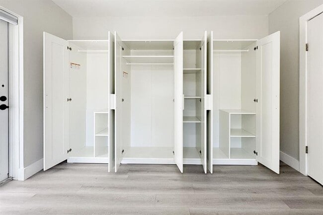 Building Photo - 1641 NE 5th Ct