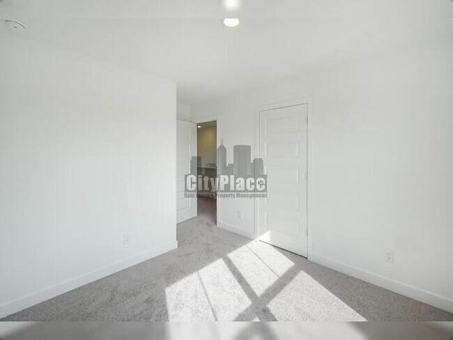 Building Photo - 3794 Cantebury Dr