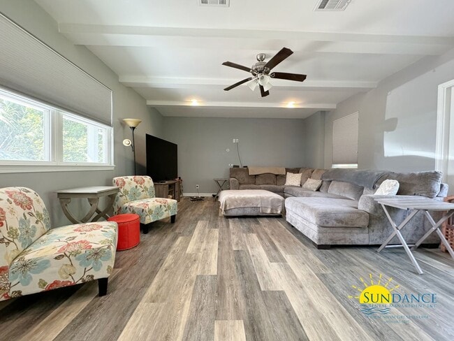 Building Photo - Stunning 3 Bedroom Home near Hurlburt Fiel...