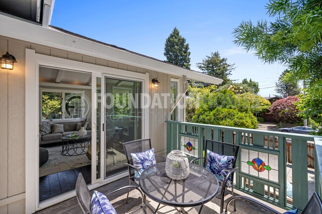Building Photo - Charming 3 bed/2.5 bath in the heart of do...