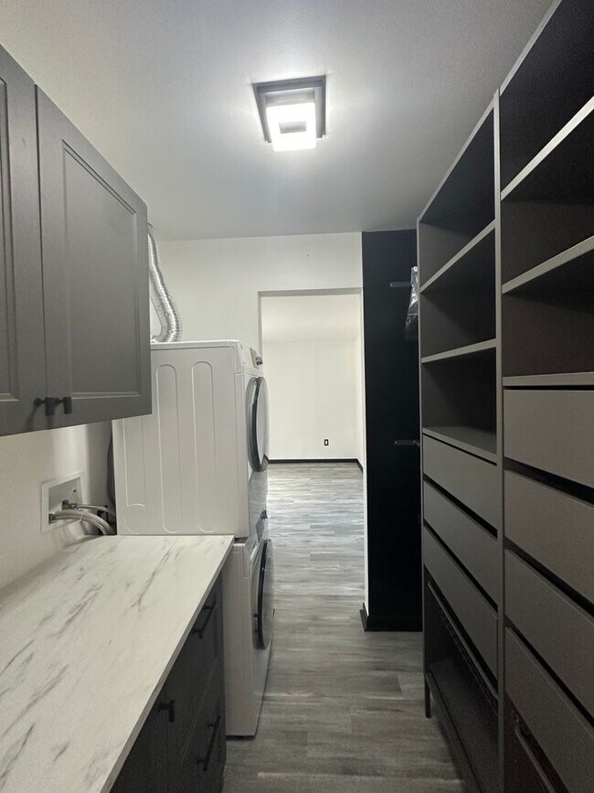 Building Photo - Luxury Newly Remodeled Condominium