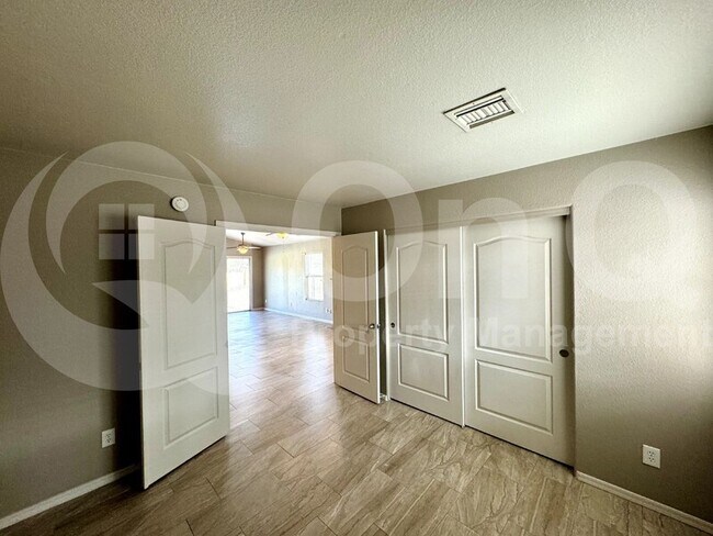 Building Photo - 2084 W Cholla Estate Dr