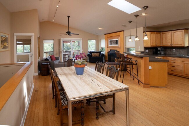 Building Photo - River's Edge Golf Course, Upscale Unit on ...