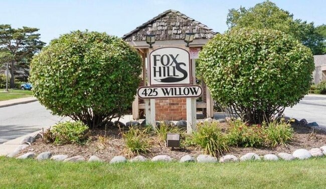 Building Photo - 425 W Willow Ct