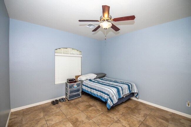 Building Photo - Spectacular open floor plan home!