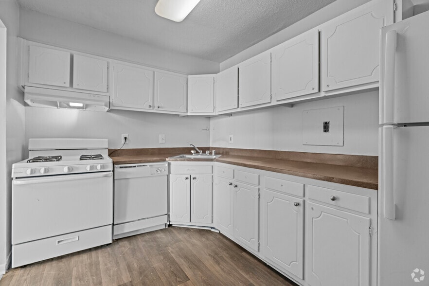 2BR, 1BA - 1123SF - Waterford Tower