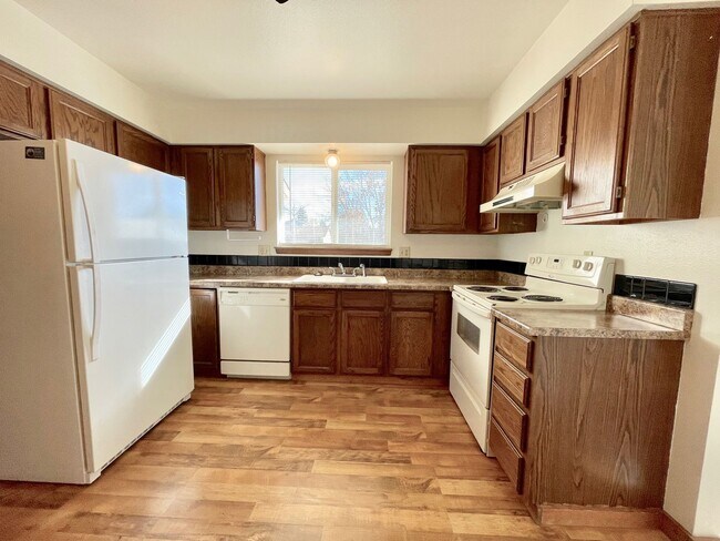 Building Photo - 2 Bedroom 1 Bath Rancher in Constitution H...